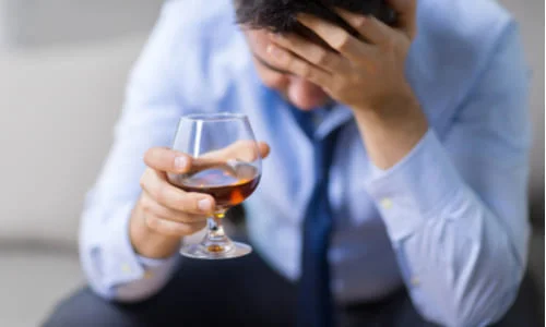 Мужчина страдает от алкоголизма